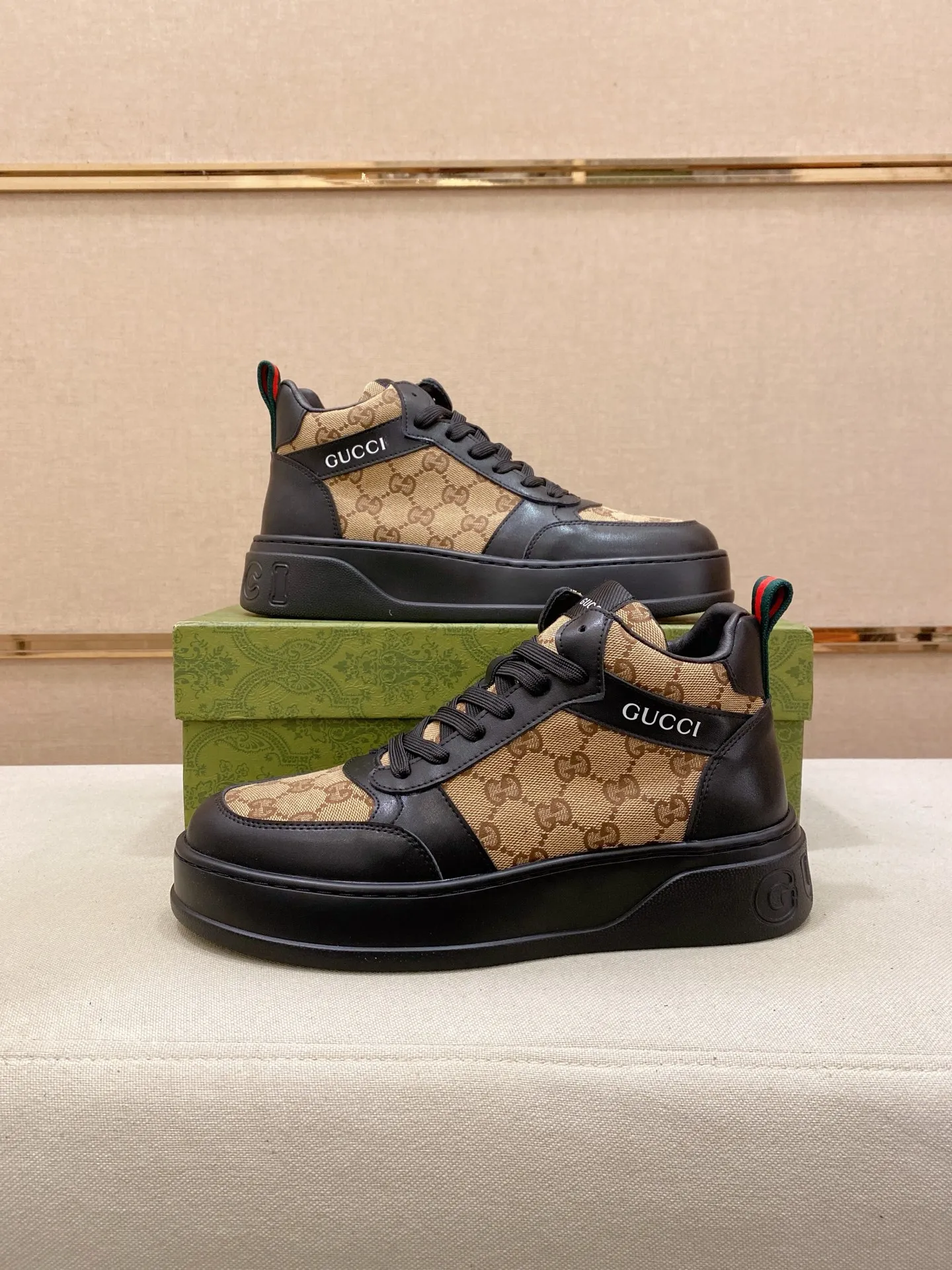 Factory price: 442💰 (GUCCI) The latest model from the official website🎁🎁Casual and fashionable men's shoes👟, hot style💥The style is simple and elegant, exclusive for trendy men. Unique official website's latest brand elements👑original Gucci decoration, fashionable and generous, the fabric is original cowhide ✅sheepskin lining, the official website specifies wear-resistant casual outsole, the classic model is taken in kind at the counter🎬38-44 (can be customized for 45 non-refundable)